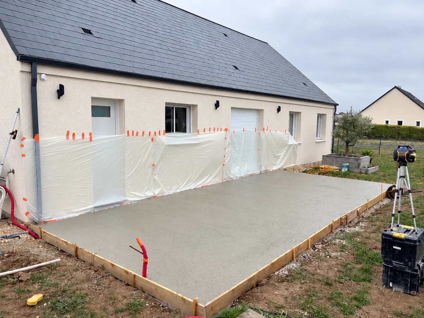 Terrasse en béton fraîchement coulée, en attente de finition